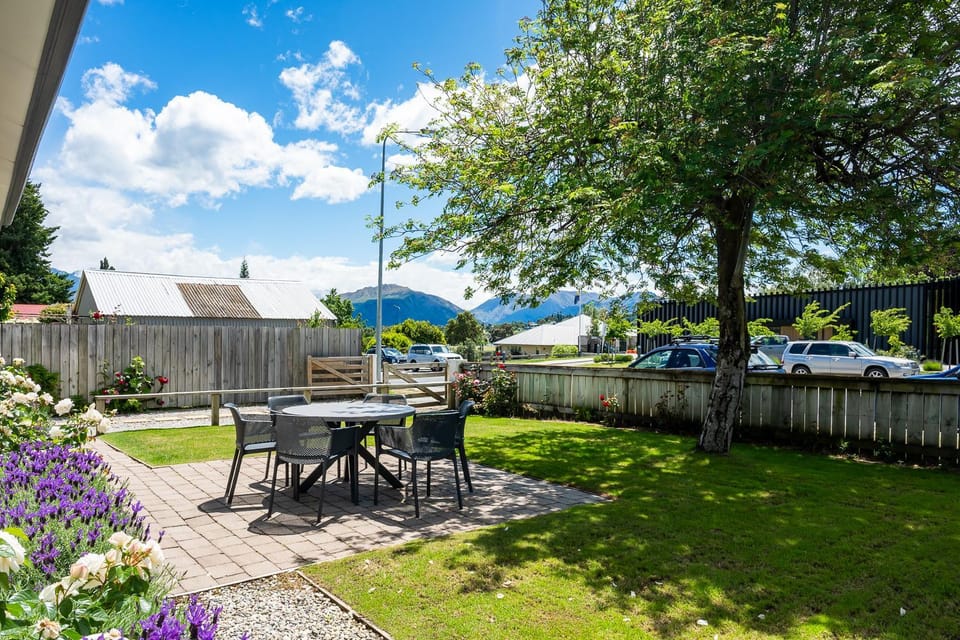 Patio, Spring, Day, Natural landscape, Garden, Dining area, Garden view, Parking