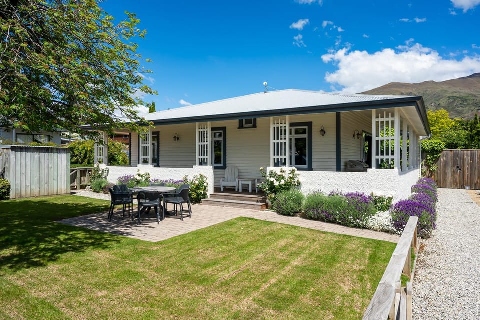 Property building, Patio, Spring, Day, Natural landscape, Garden, Dining area, Garden view, Mountain view