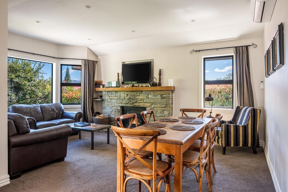 Natural landscape, TV and multimedia, Living room, Seating area, Dining area, fireplace