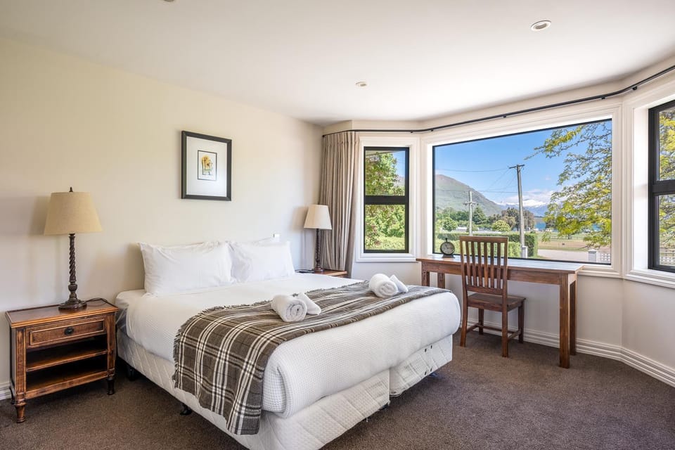 Bed, Natural landscape, Photo of the whole room, Bedroom, Lake view, Mountain view