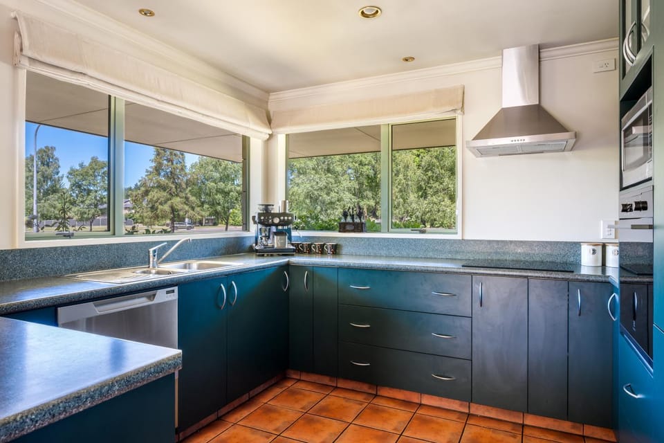 Kitchen or kitchenette, dishwasher, stove