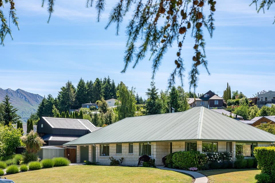 Property building, Spring, Day, Natural landscape, Garden, Garden view, Mountain view