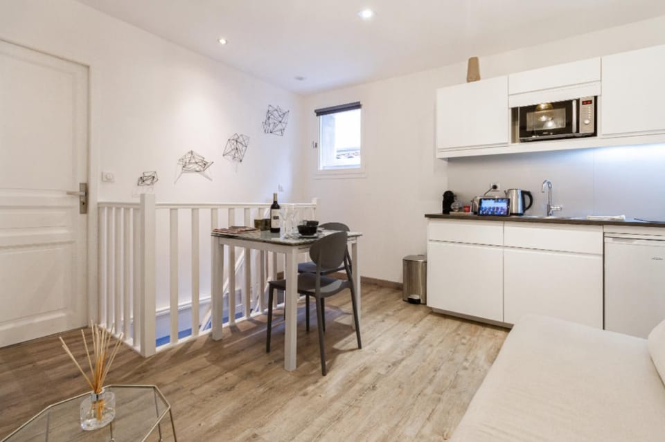 Kitchen or kitchenette, Dining area