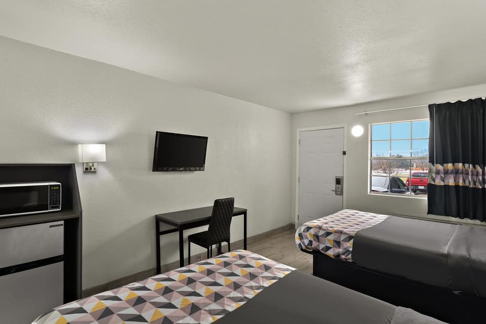 Bed, TV and multimedia, Photo of the whole room, Seating area, Bedroom, hair dresser