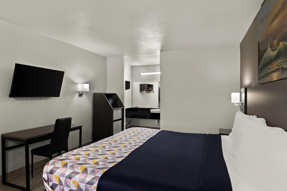 Bed, TV and multimedia, Bedroom, hair dresser