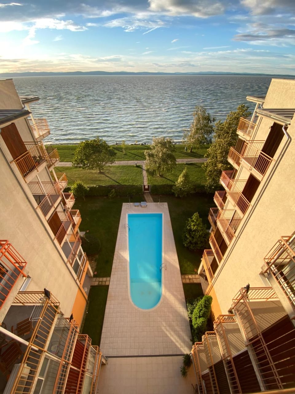 Viktória ~Vízparti ~ Medencés ~ Apartman Apartment in Siófok