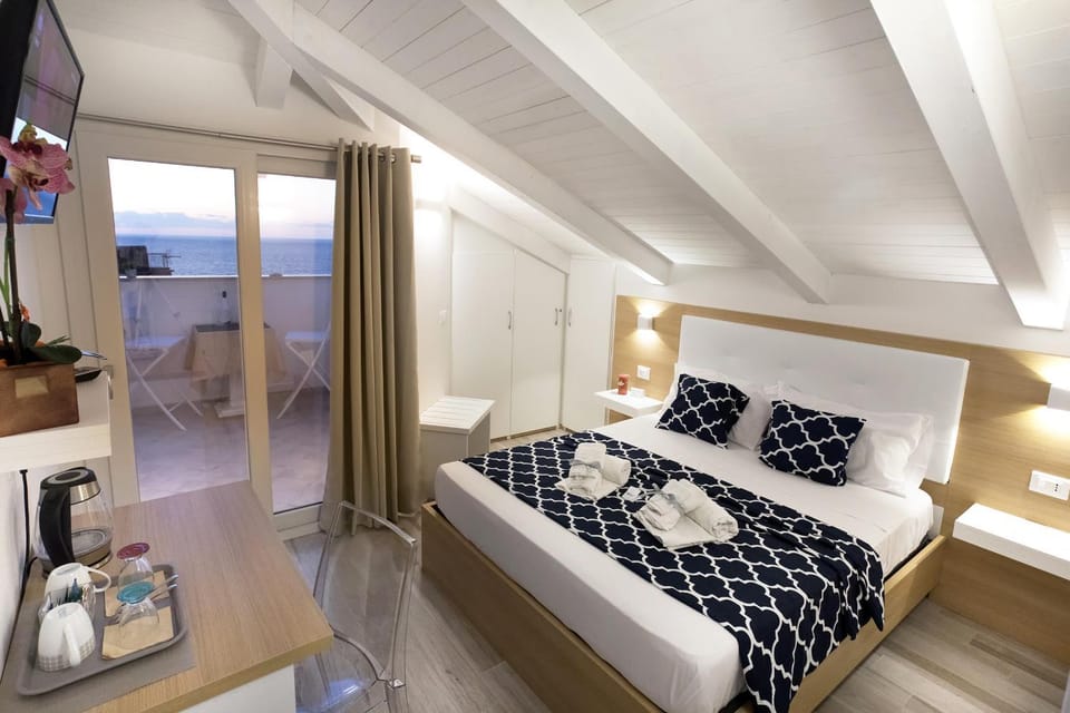 Bed, TV and multimedia, Balcony/Terrace, Photo of the whole room, Decorative detail, Seating area, Bedroom, Sea view