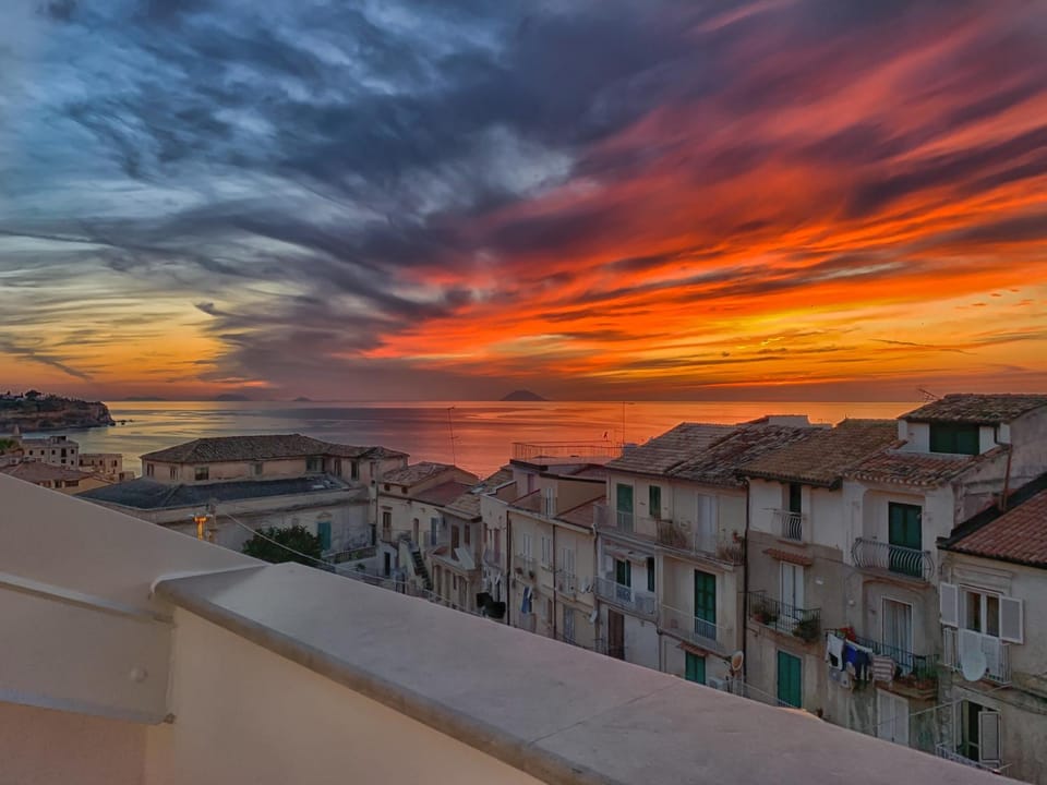 Nearby landmark, Day, Natural landscape, View (from property/room), Balcony/Terrace, City view, City view, Landmark view, Sea view, Sea view, Sunset