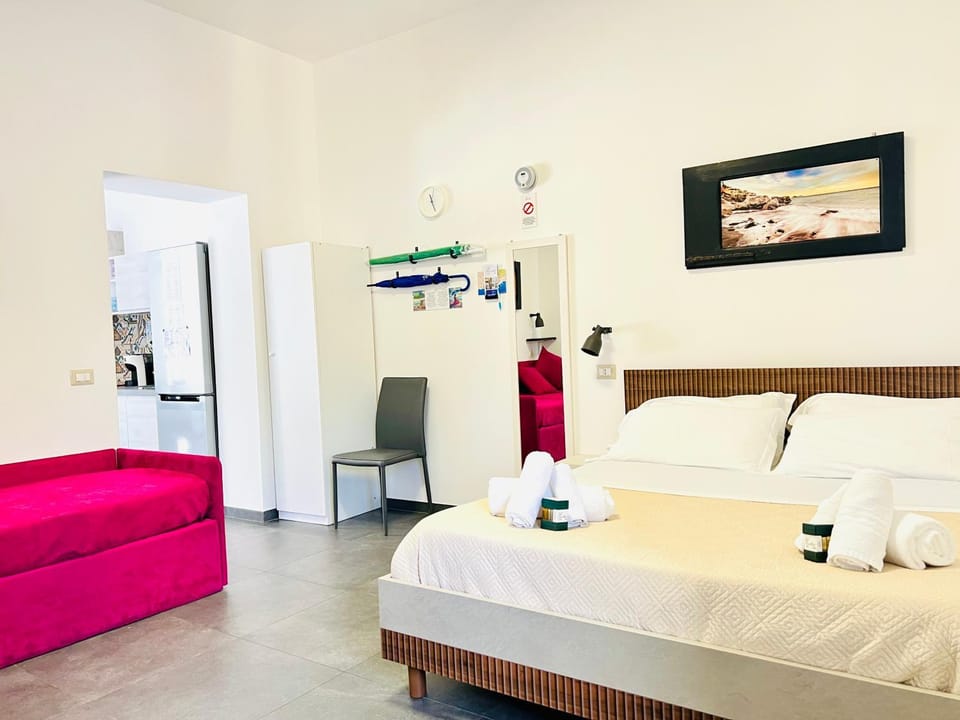 Bed, TV and multimedia, Photo of the whole room, Bedroom, towels