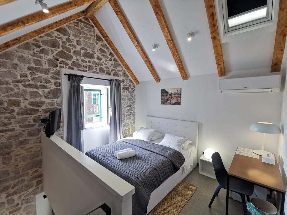 Bed, TV and multimedia, Photo of the whole room, Seating area, Bedroom