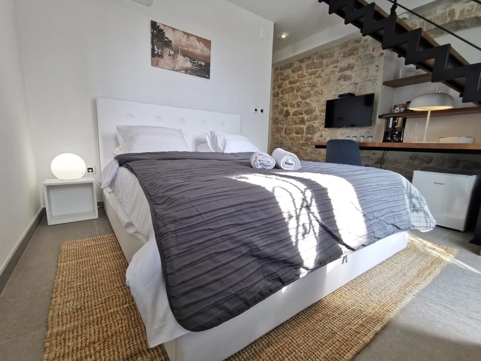 Bed, TV and multimedia, Bedroom, Bedroom