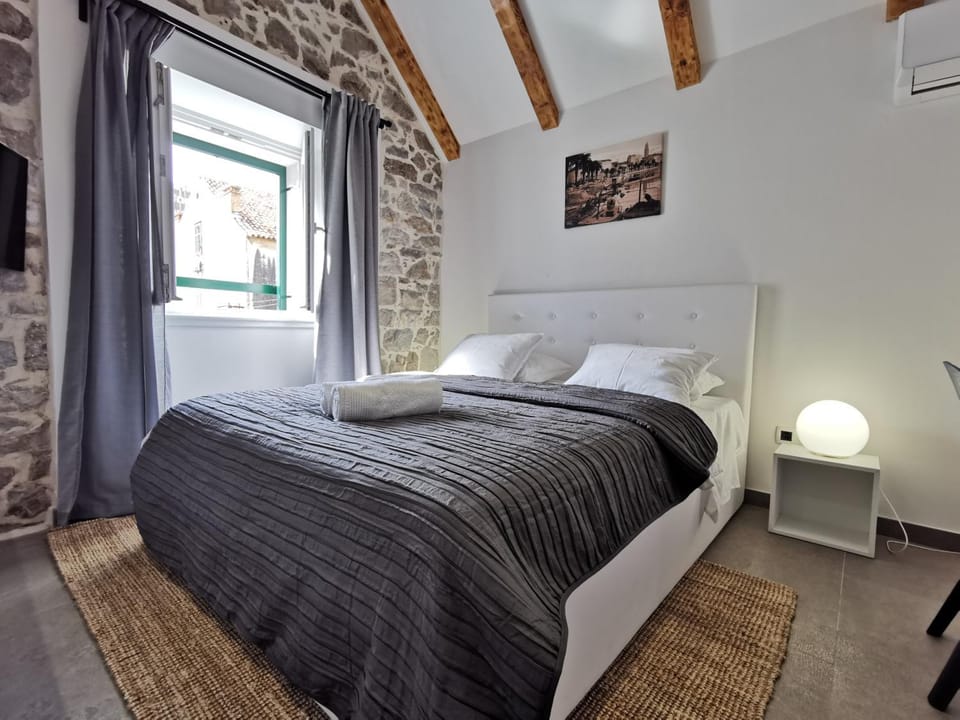Bed, Photo of the whole room, Bedroom, air conditioner