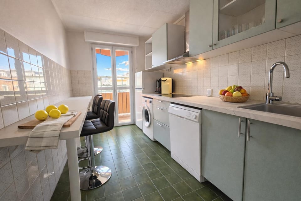 Kitchen or kitchenette, dishwasher