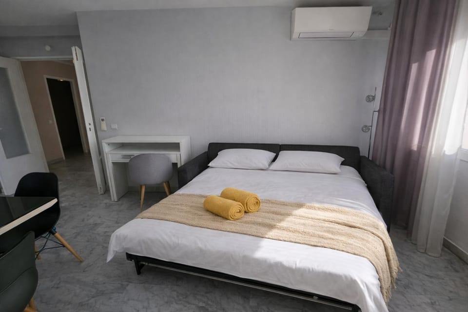 towels, air conditioner