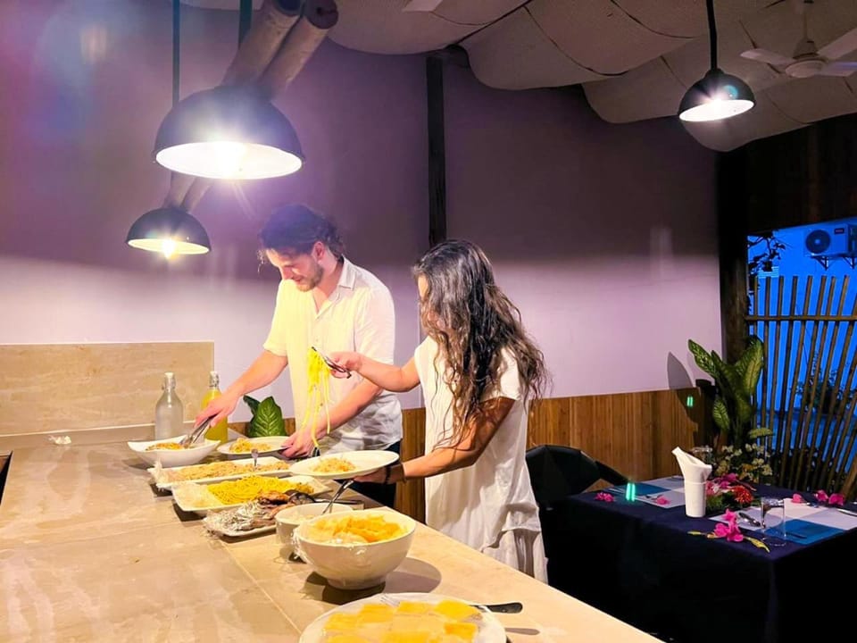 Restaurant/places to eat, Food, Guests