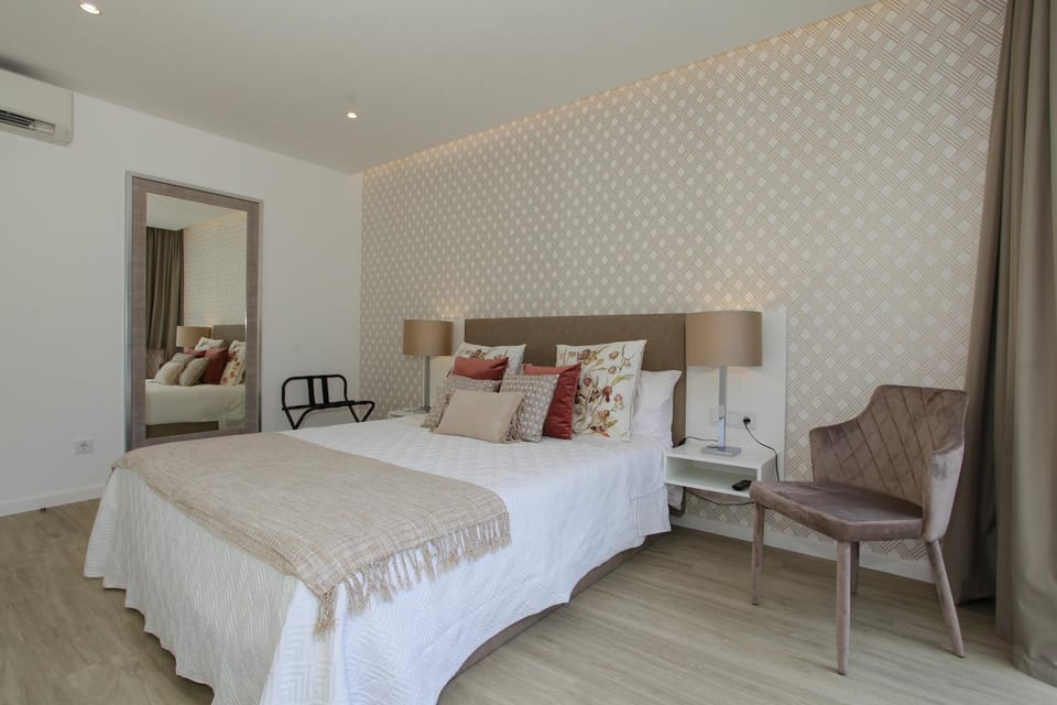 Photo of the whole room, Bedroom, air conditioner