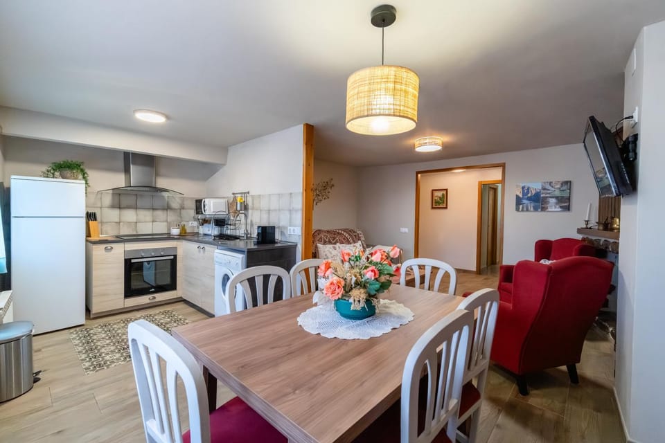 Kitchen or kitchenette, Dining area, oven, pet friendly, stove, toaster