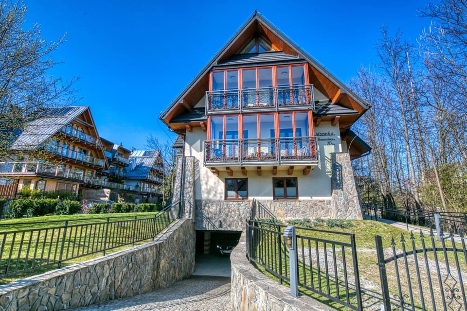 Property building, Day, Neighbourhood, Natural landscape, Summer, Balcony/Terrace, On site, Garden view