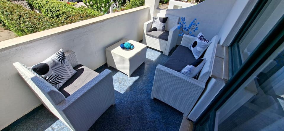 Day, Balcony/Terrace, Seating area