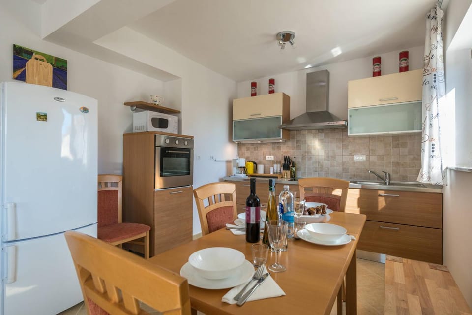 Dining area, minibar, pet friendly, stove, kitchen