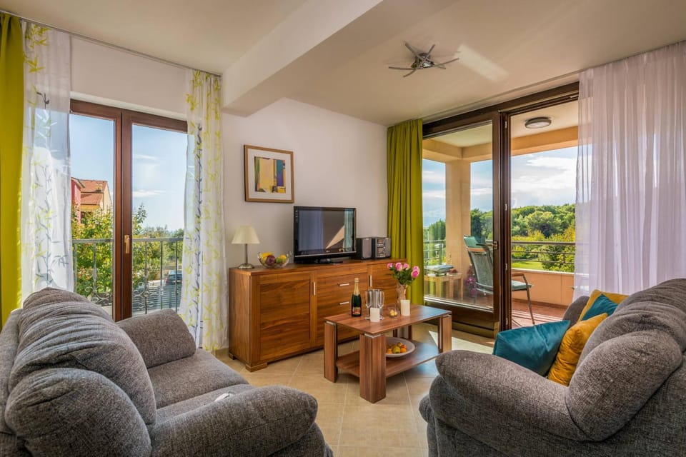 TV and multimedia, Balcony/Terrace, Living room, Landmark view, Sea view, Quiet street view