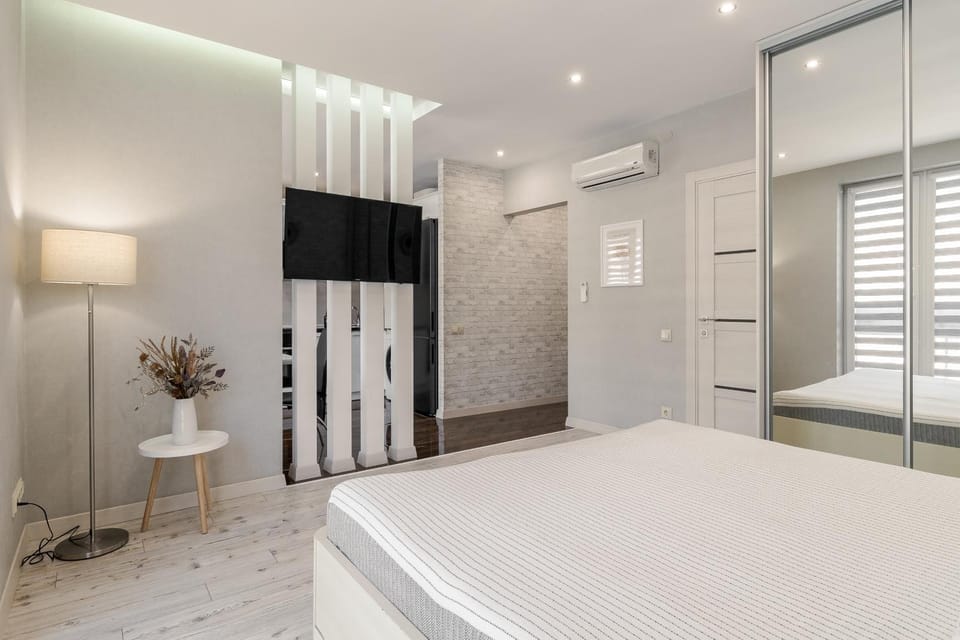 TV and multimedia, Photo of the whole room, Bedroom