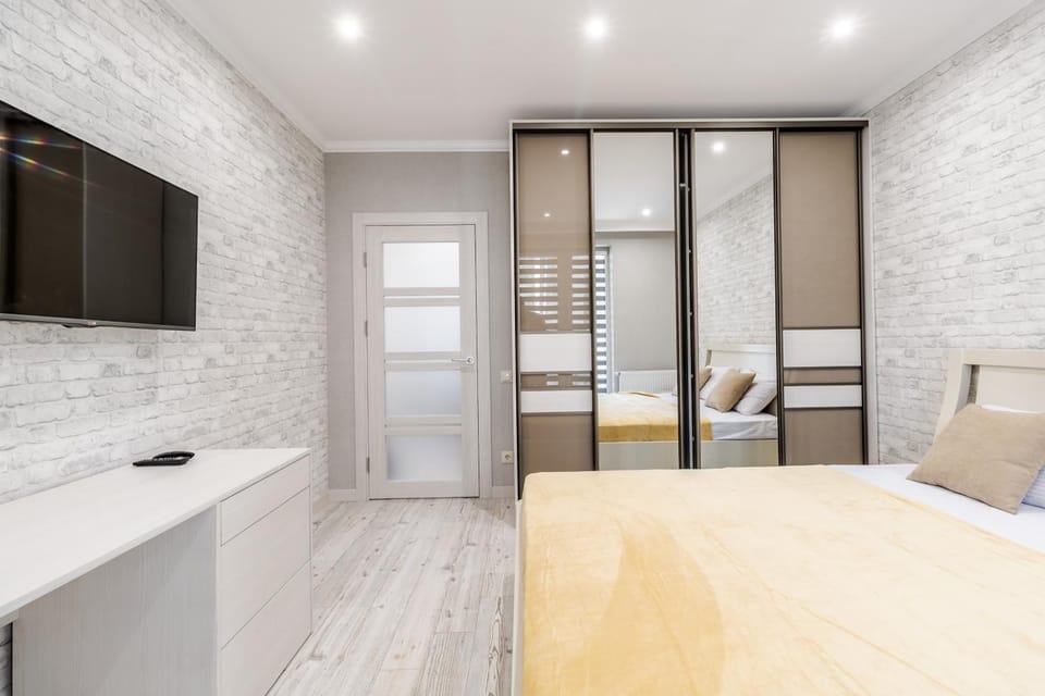 Bed, TV and multimedia, Bedroom, wardrobe