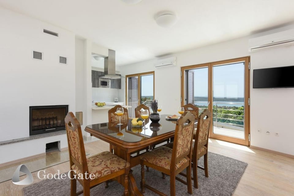 Communal lounge/ TV room, Living room, Seating area, Dining area