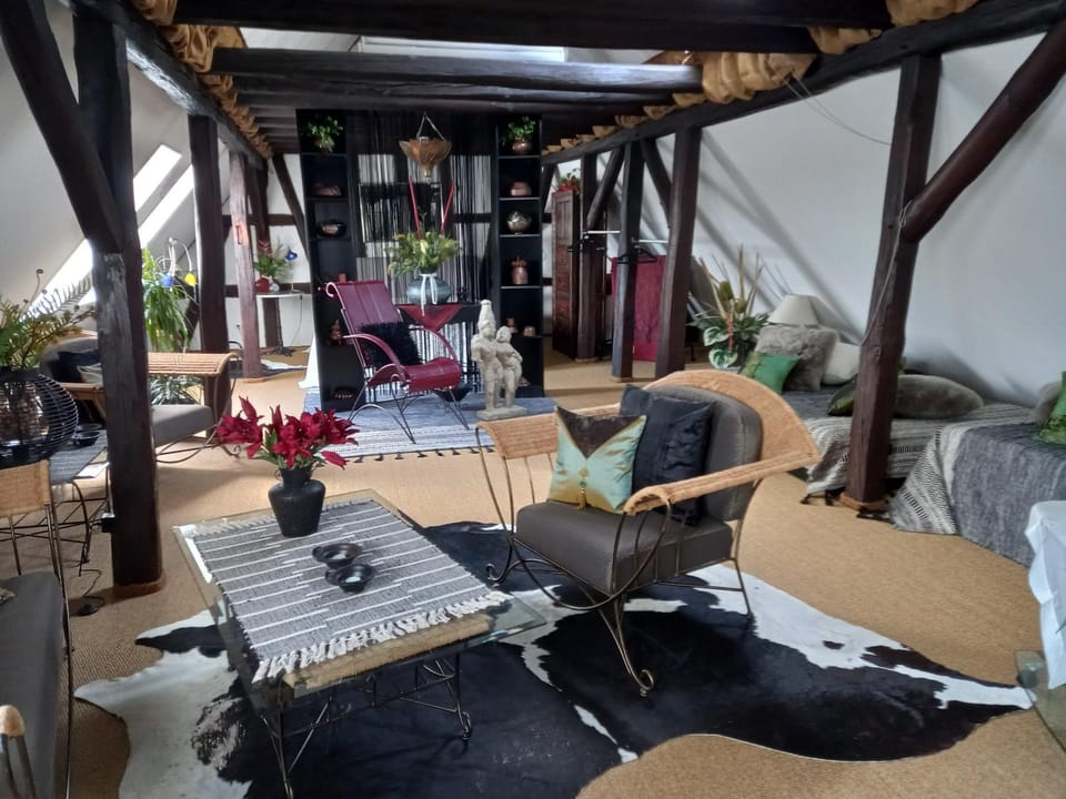 Photo of the whole room, Seating area
