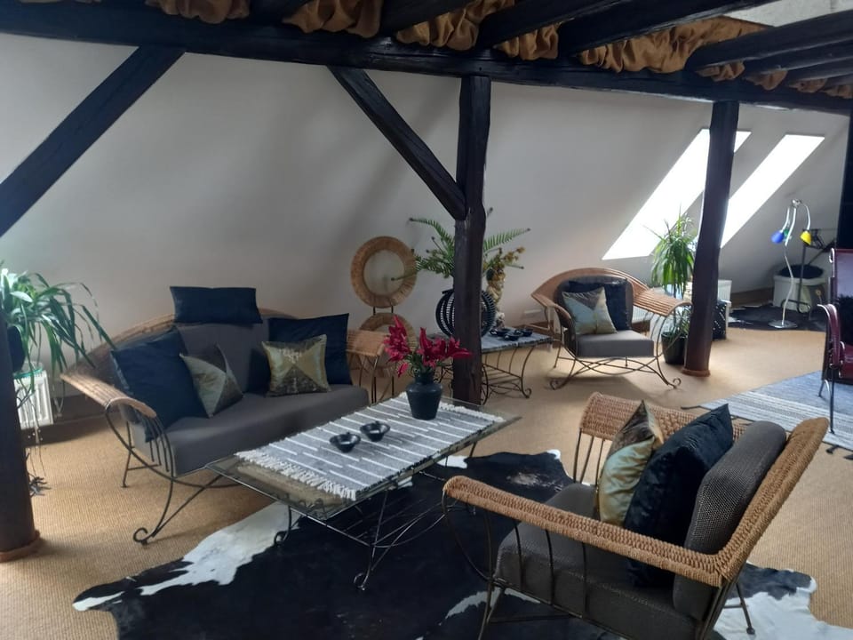 Photo of the whole room, Seating area