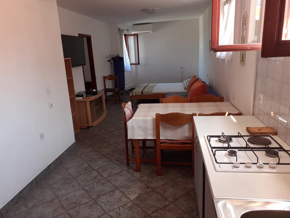 Bed, Kitchen or kitchenette, Living room, Seating area, Dining area, stove