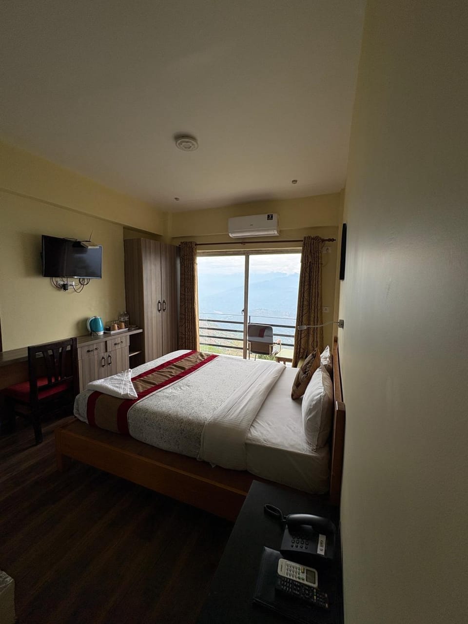 Bed, TV and multimedia, Coffee/tea facilities, Balcony/Terrace, Photo of the whole room, Seating area, Bedroom, Mountain view, air conditioner