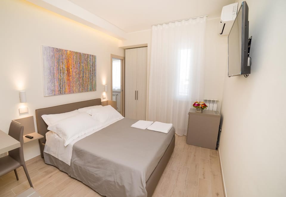 TV and multimedia, Photo of the whole room, Bedroom, wardrobe, air conditioner