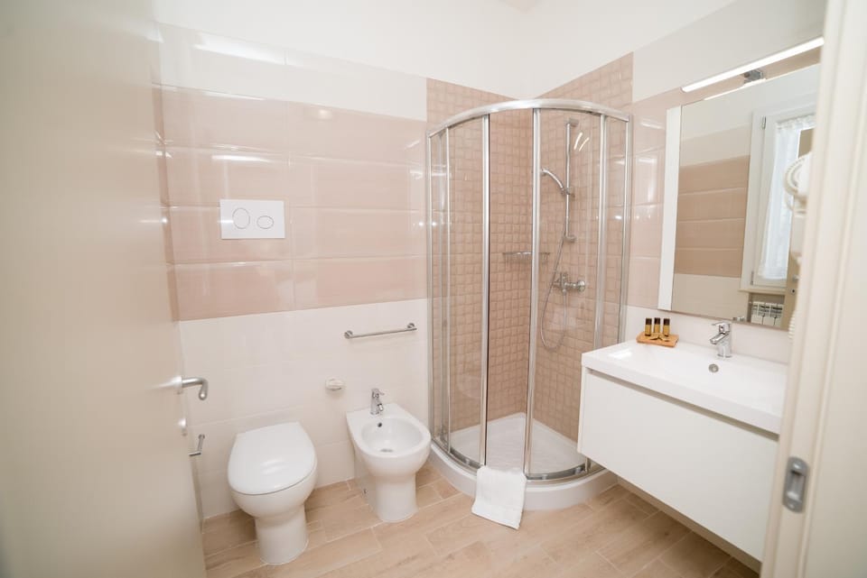 Shower, Toilet, Bathroom, bidet, towels