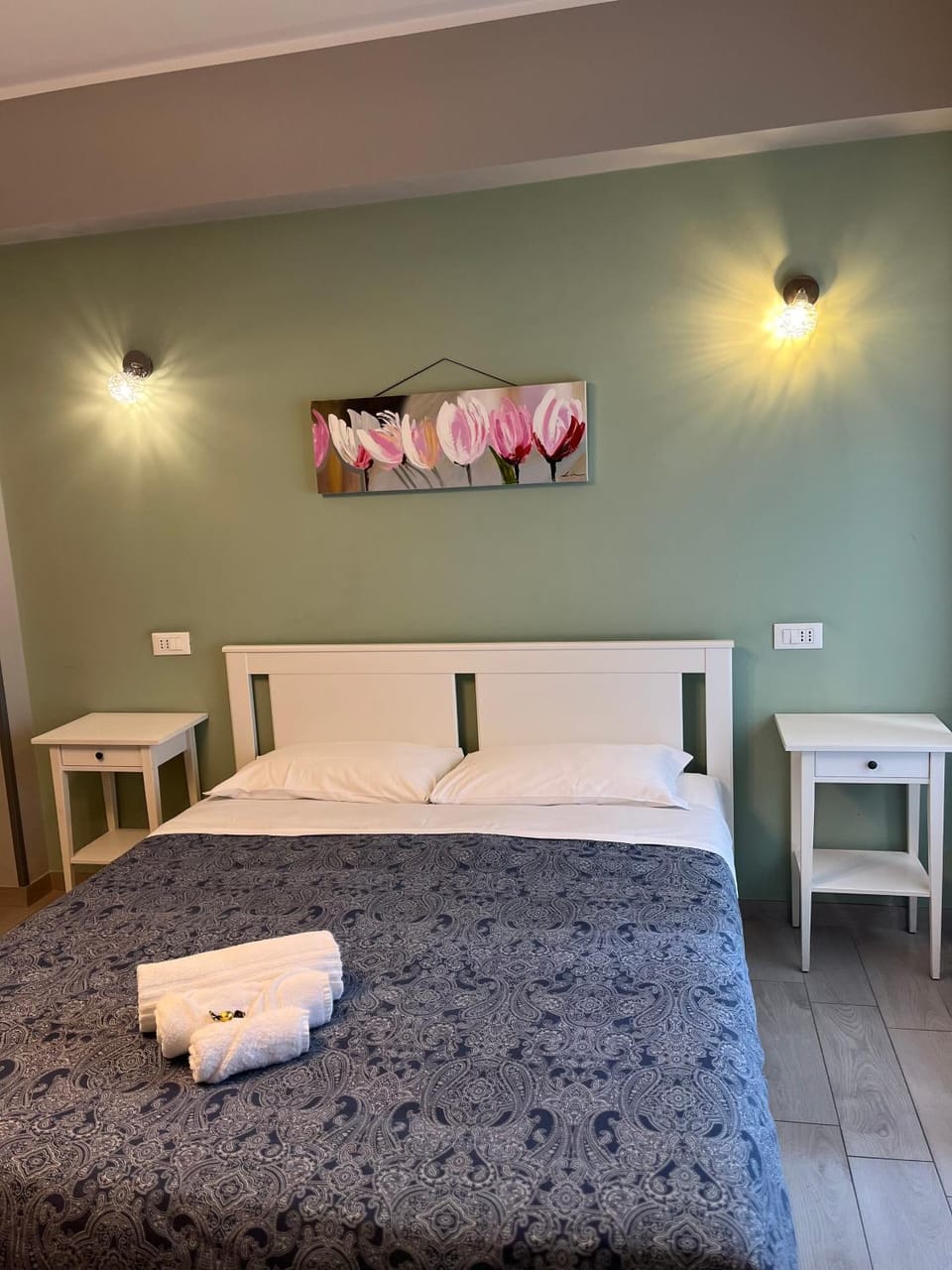 Bed, Photo of the whole room, Bedroom, towels