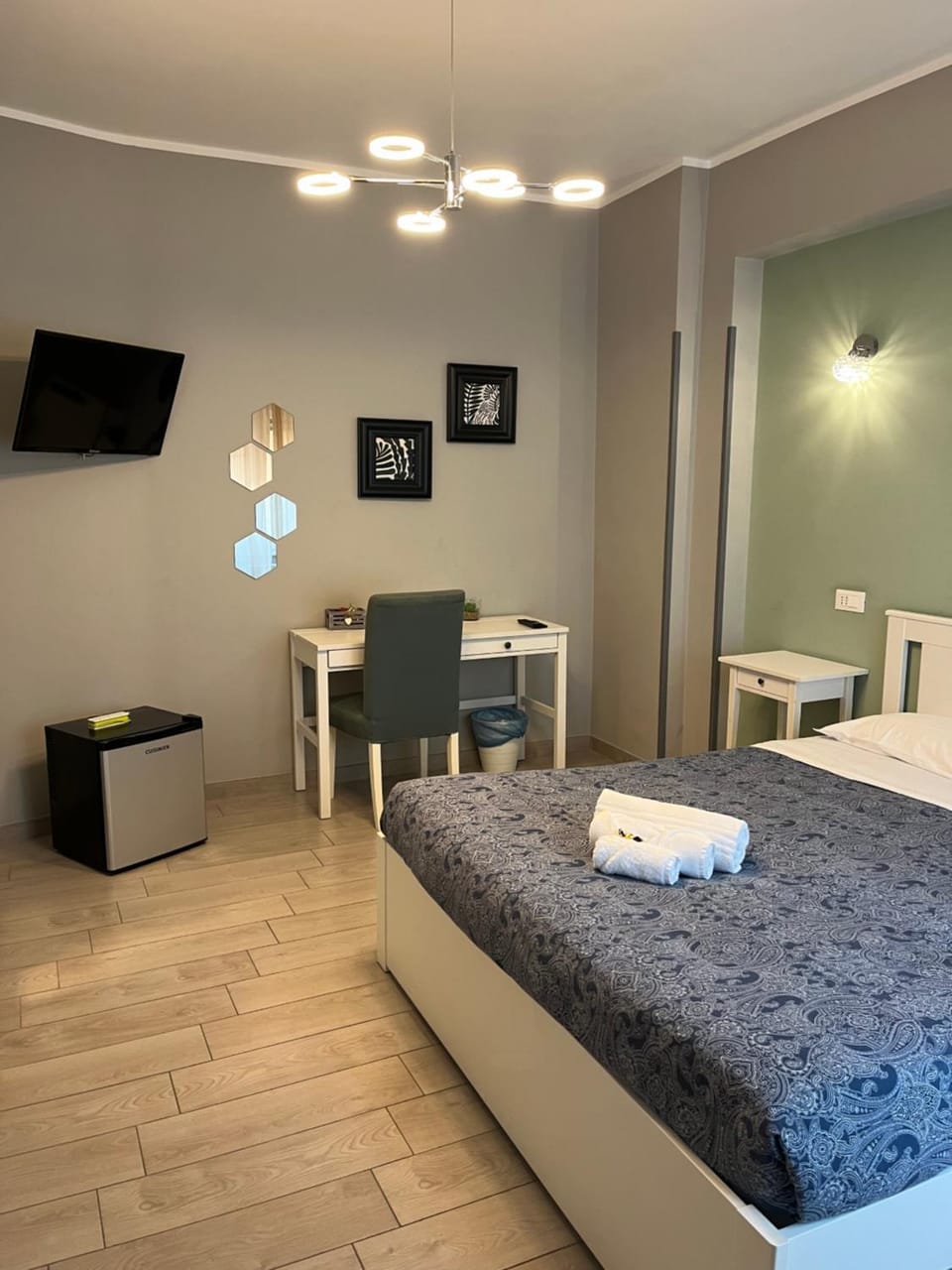 Bed, TV and multimedia, Bedroom, towels