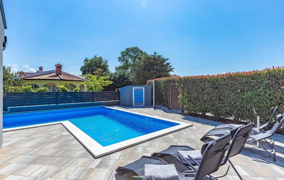 Swimming pool, Swimming pool