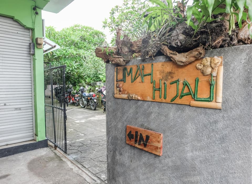 Property building, Restaurant/places to eat, Facade/entrance, Property logo or sign, Lounge or bar, Breakfast