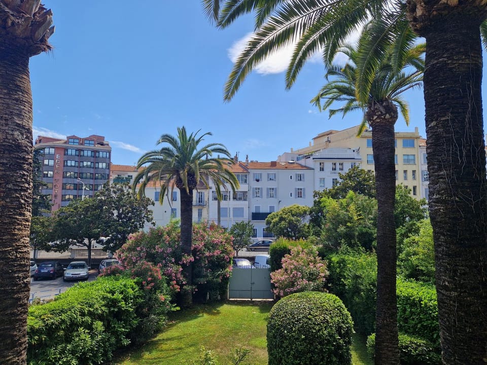 Cannes près Croisette beau 2 pièces 3 étoiles Apartment in Cannes