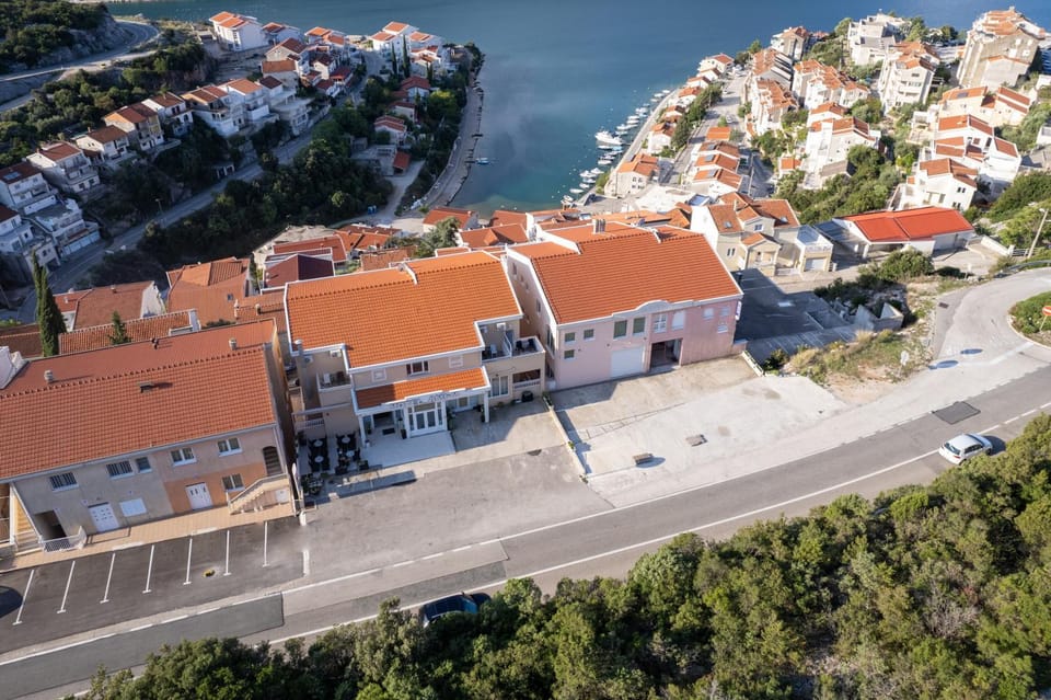 Property building, Day, Neighbourhood, Natural landscape, Bird's eye view, City view, Sea view, Street view, Location, Parking