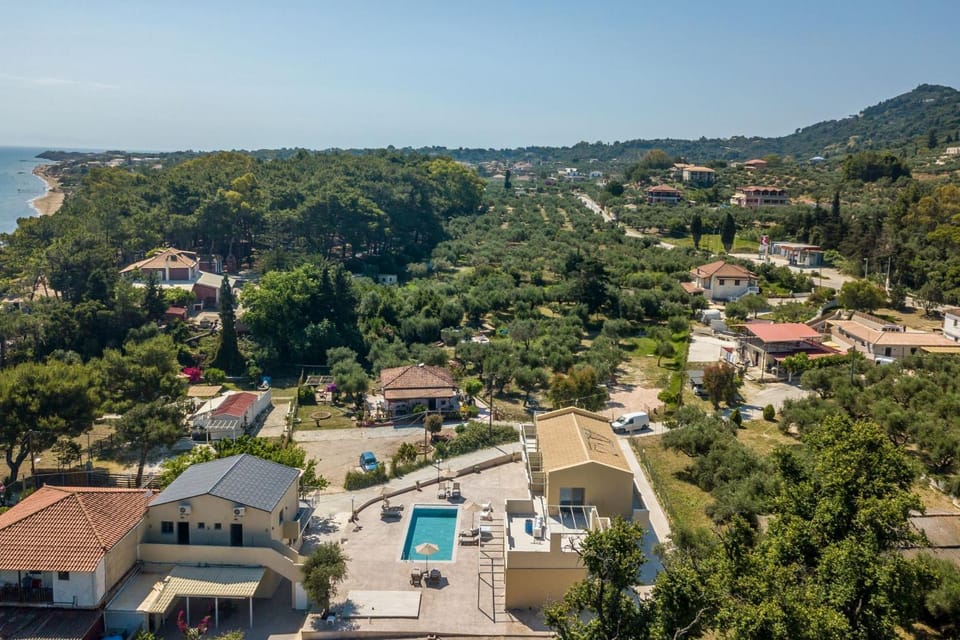 Property building, Nearby landmark, Day, Neighbourhood, Natural landscape, Bird's eye view, City view, Lake view, Mountain view, Pool view, Sea view, Street view, Swimming pool, Location, Parking