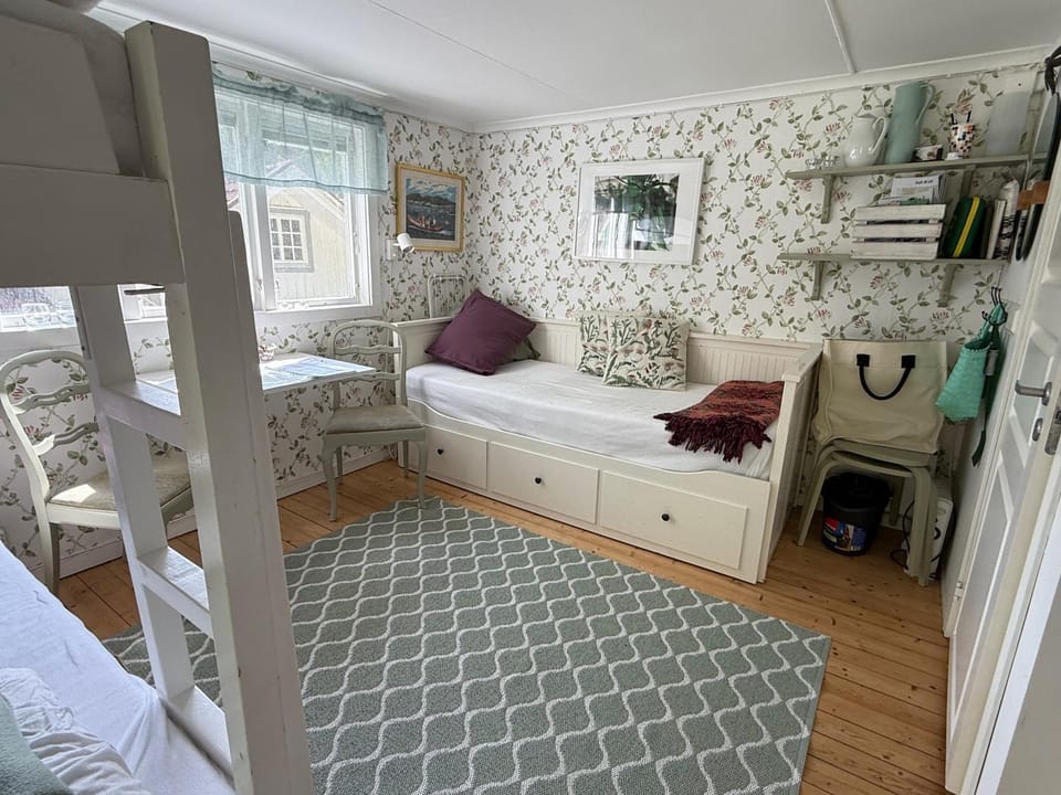 Property building, Photo of the whole room, bunk bed, internet
