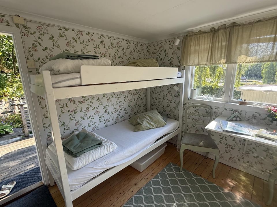 Property building, Dining area, Garden view, bunk bed, internet