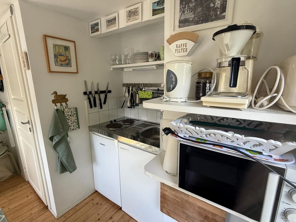 Property building, Coffee/tea facilities, Kitchen or kitchenette, internet, microwave, toaster