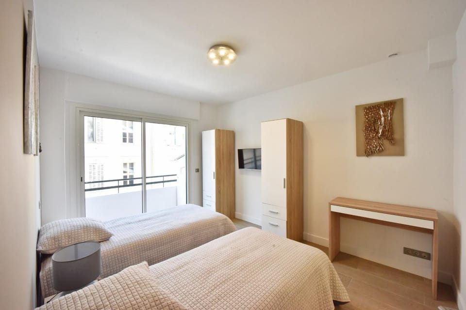 Bed, TV and multimedia, Bedroom