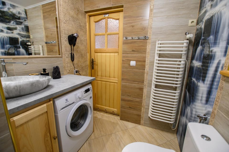 Shower, Toilet, Bathroom, towels, washing machine