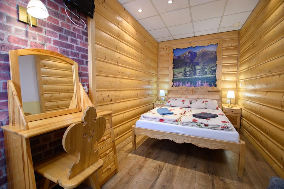 Bed, Photo of the whole room, Seating area, Bedroom, towels