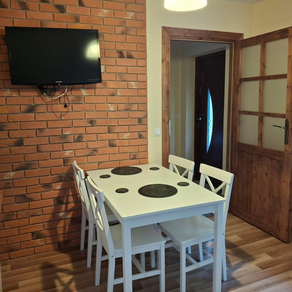 Domki i apartamenty nad jeziorem solińskim z basenem I widokiem na góry Nature lodge in Slovakia