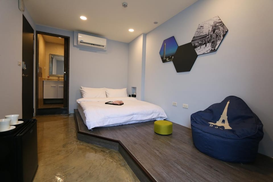 Bed, Photo of the whole room, Bedroom