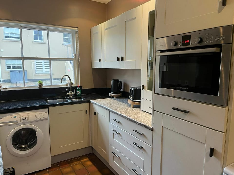 Coffee/tea facilities, Kitchen or kitchenette, oven, stove, washing machine